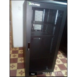 Gabinete piso 27rmu, Prf 100cm, 1.38mt 4 Ptas Fte Micro Perfora, Extrac, Ruedas desarmado. Negro. Xplorer