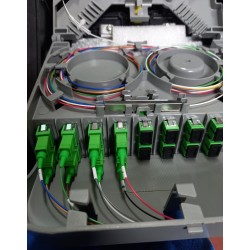 Caja Distrib 16 FO SM, 1x Splt 8a1, 8 SC APC verde, caja negro, IP55, 2 IN cable 8h 305x236x120m, ADSS, Mini ADSS, Fig 8